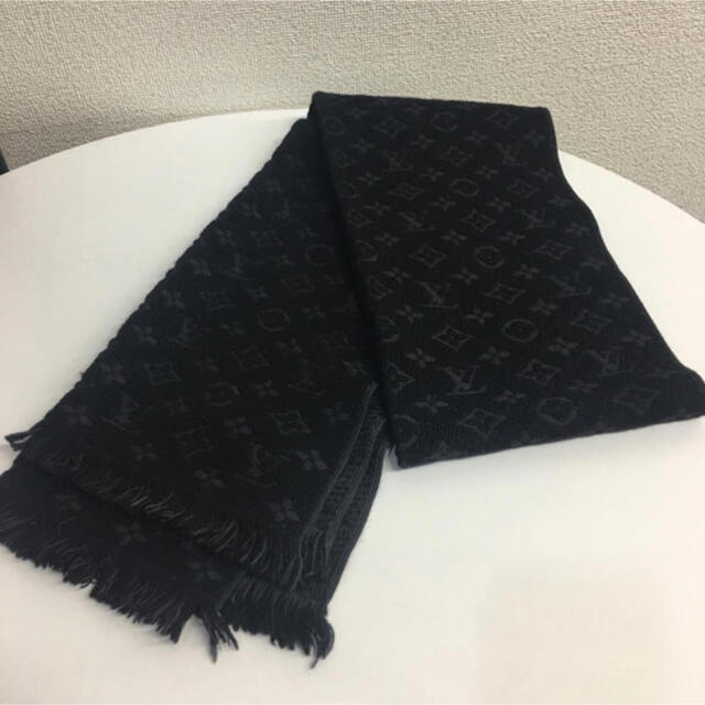 LOUIS VUITTON(ルイヴィトン)のヴィトン　マフラー　黒　エシャルプモノグラム メンズのファッション小物(マフラー)の商品写真