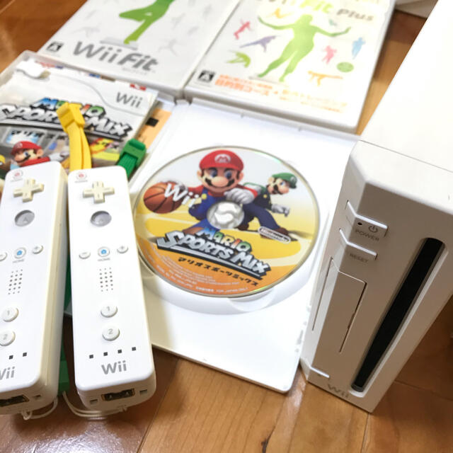 NintendoニンテンドーWii本体+マリオスポーツミックス+WiiFIT3本 1
