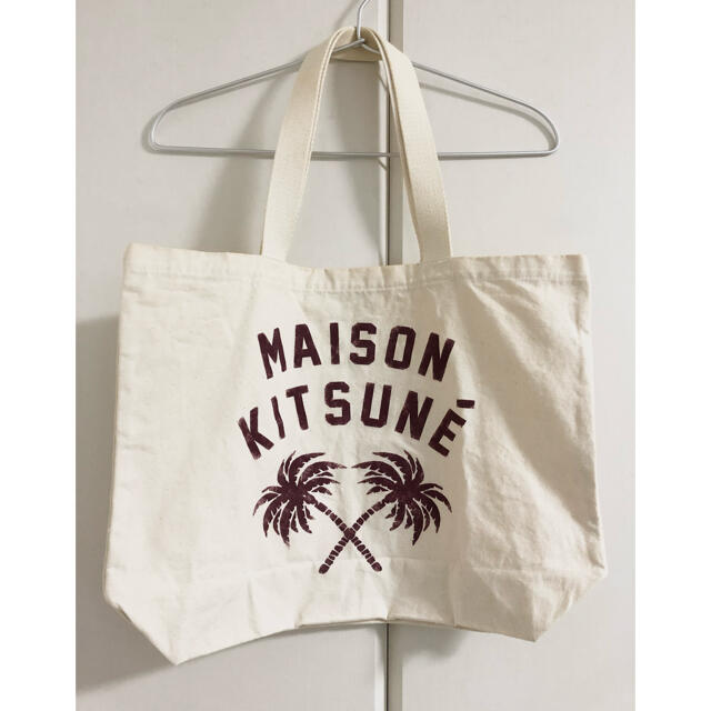 MAISON KITSUNE'(メゾンキツネ)の【まる様専用】MAISON KITSUNE トートバッグ　生成 メンズのバッグ(トートバッグ)の商品写真