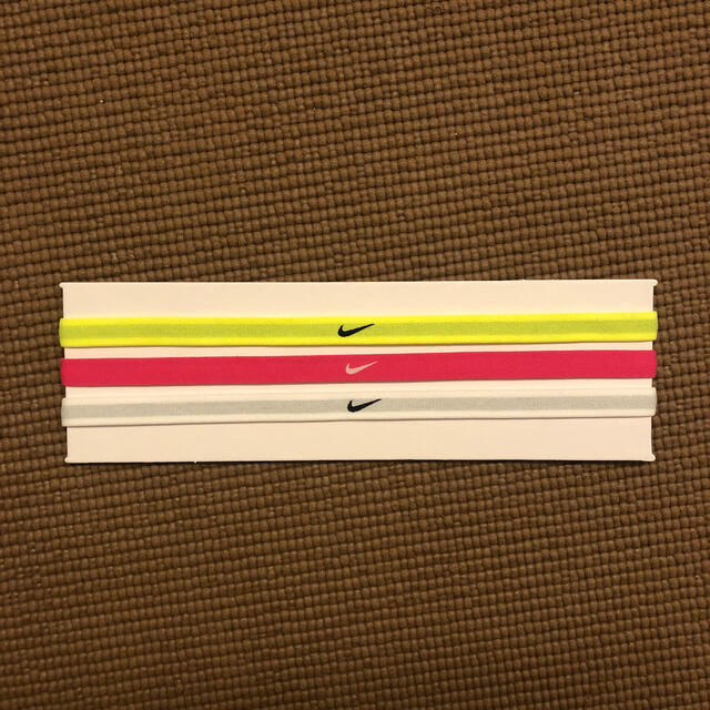 NIKE(ナイキ)のNIKE ヘアバンド　ホワイト スポーツ/アウトドアのサッカー/フットサル(その他)の商品写真