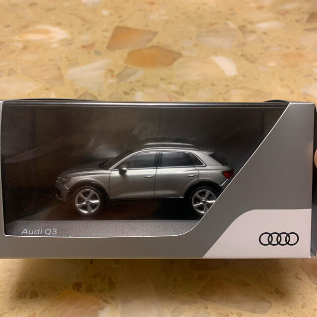 AUDI(アウディ)の新品　AUDIコレクター必見‼︎  Q3シルバー　1／43 純正ミニカー 自動車/バイクの自動車(車内アクセサリ)の商品写真