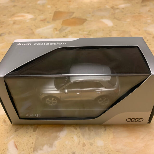 AUDI(アウディ)の新品　AUDIコレクター必見‼︎  Q3シルバー　1／43 純正ミニカー 自動車/バイクの自動車(車内アクセサリ)の商品写真