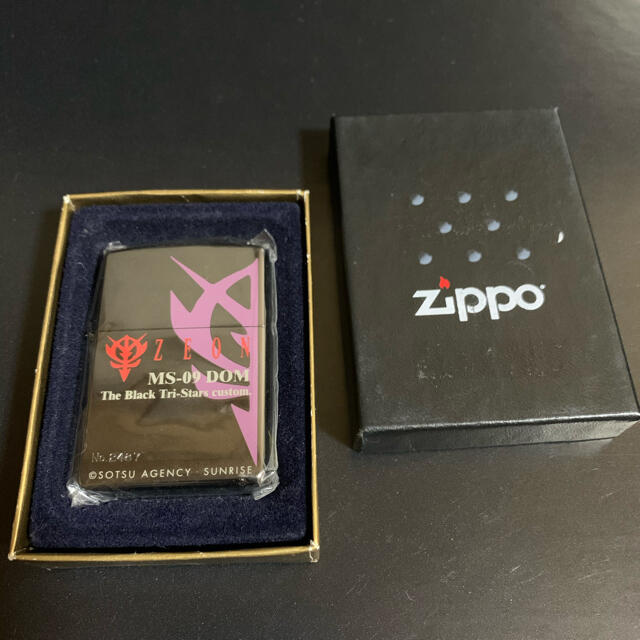 ZIPPO(ジッポー)の【新品未使用】ZIPPOガンダム黒い三連星NO.1 ZEON MS-09 DOM メンズのファッション小物(タバコグッズ)の商品写真