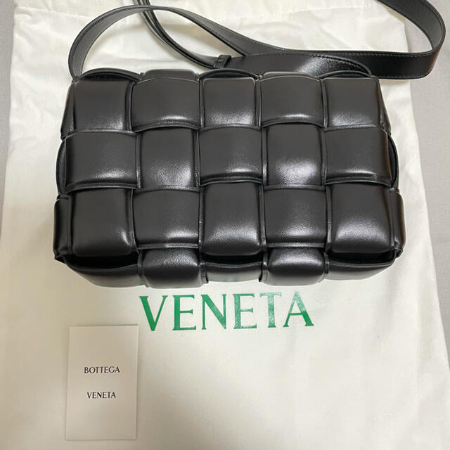 Bottega Veneta(ボッテガヴェネタ)の【BOTTEGA VENETA】新品未使用　最終値下げ　パデッド カセットバッグ レディースのバッグ(ショルダーバッグ)の商品写真