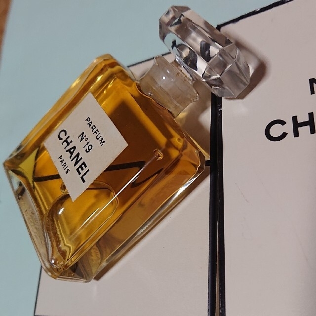 CHANEL(シャネル)のCHANEL香水N゜19⭐14ml⭐瓶タイプ🟠 コスメ/美容の香水(香水(女性用))の商品写真