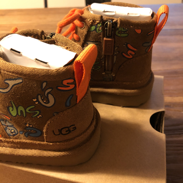 UGG(アグ)のUGG キッズブーツ トドラーNEUMEL Ⅱ GRAFFITI 13.5cm キッズ/ベビー/マタニティのベビー靴/シューズ(~14cm)(ブーツ)の商品写真