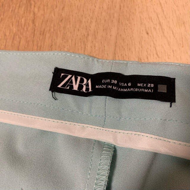ZARA(ザラ)のZARA カラー パンツ レディースのパンツ(クロップドパンツ)の商品写真