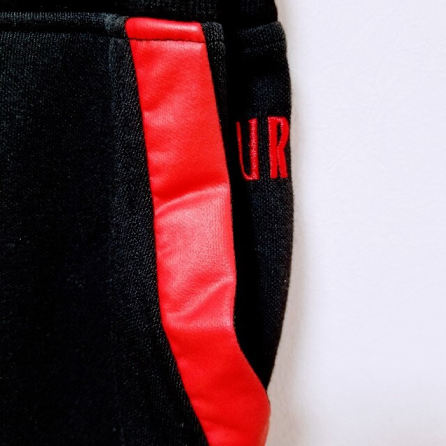 URBAN RESEARCH(アーバンリサーチ)のURBAN RESEARCH◆黒×赤ライン&ロゴ刺繍スウェットパンツ38 メンズのパンツ(その他)の商品写真