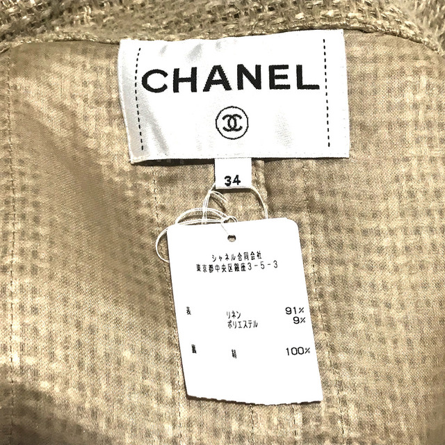 CHANEL(シャネル)のシャネル CHANEL 18C CCホースボタン アウターその他 リネン ナチュラル 未使用 レディースのジャケット/アウター(その他)の商品写真