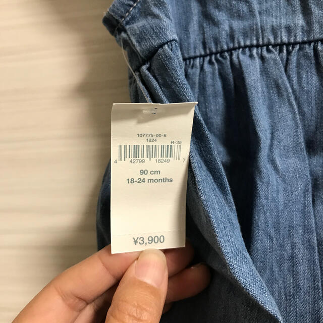 GAP(ギャップ)のGAP 90  未使用　デニムワンピ キッズ/ベビー/マタニティのキッズ服女の子用(90cm~)(ワンピース)の商品写真