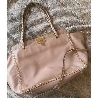 ヴァレンティノ(VALENTINO)のヴァレンティノ　ロックスタッズバッグ　ピンクベージュ(ハンドバッグ)