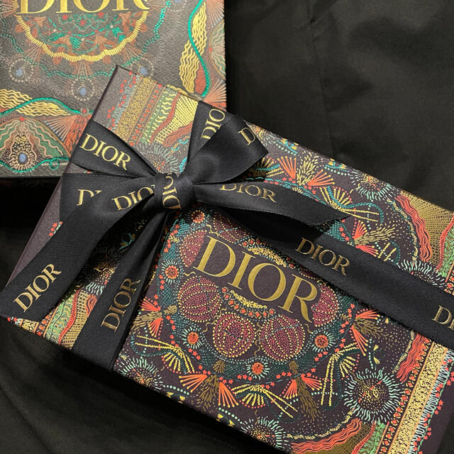 Dior(ディオール)のディオール クリスマス限定 ショッパー　紙袋　空箱 レディースのバッグ(ショップ袋)の商品写真