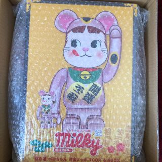 メディコムトイ(MEDICOM TOY)のBE@RBRICK 招き猫 ペコちゃん 桃金メッキ 100％ ＆ 400％ 新品(キャラクターグッズ)