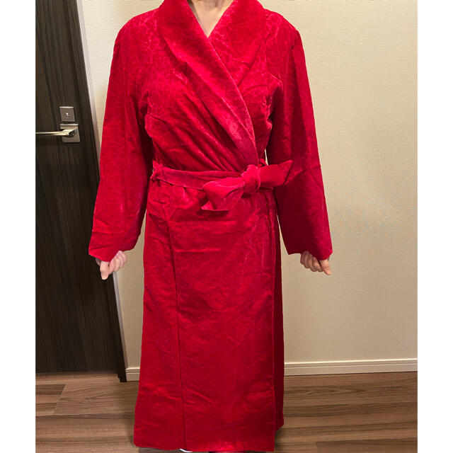 新品　ガウン　女性　赤 レディースのルームウェア/パジャマ(ルームウェア)の商品写真