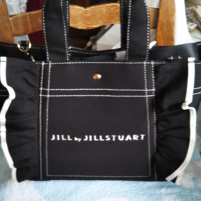JILL by JILLSTUART(ジルバイジルスチュアート)のフリルキャンバストートブラック大きいサイズ レディースのバッグ(トートバッグ)の商品写真