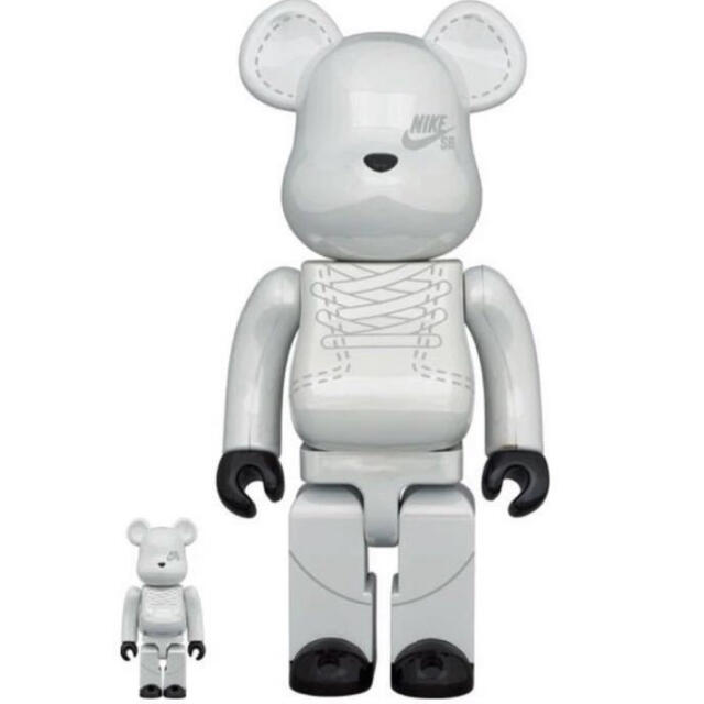 MEDICOM TOY(メディコムトイ)のBE@RBRICK NIKE SB 2020 WHITE 100% & 400% エンタメ/ホビーのおもちゃ/ぬいぐるみ(キャラクターグッズ)の商品写真