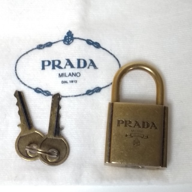 PRADA(プラダ)のPRADA南京錠 レディースのアクセサリー(チャーム)の商品写真