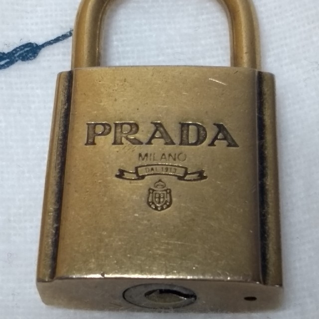 PRADA(プラダ)のPRADA南京錠 レディースのアクセサリー(チャーム)の商品写真