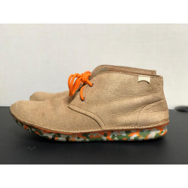 CAMPER(カンペール)の【美品】Camperのデザートブーツ（スウェード地にカモ柄ソール）  メンズの靴/シューズ(ブーツ)の商品写真