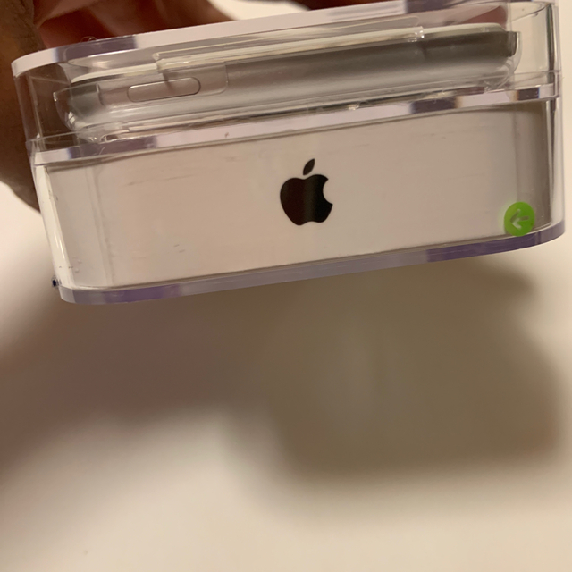 Apple(アップル)のI pod touch 第7世代　新品未開封 シルバー　32ギガ スマホ/家電/カメラのオーディオ機器(ポータブルプレーヤー)の商品写真