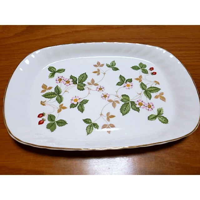 WEDGWOOD(ウェッジウッド)の新品！WEDGWOODワイルドストロベリースパイラルトレイ  インテリア/住まい/日用品のキッチン/食器(食器)の商品写真