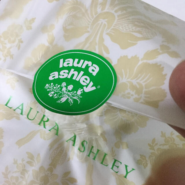 LAURA ASHLEY(ローラアシュレイ)のローラアシュレイ マルチポーチ レディースのファッション小物(その他)の商品写真