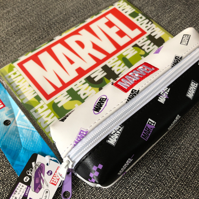 MARVEL(マーベル)のMARVEL ペンケース　筆箱　おまけつき インテリア/住まい/日用品の文房具(ペンケース/筆箱)の商品写真