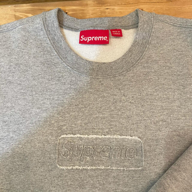 Supreme(シュプリーム)のMサイズ　Supreme Cutout Logo Crewneck メンズのトップス(スウェット)の商品写真