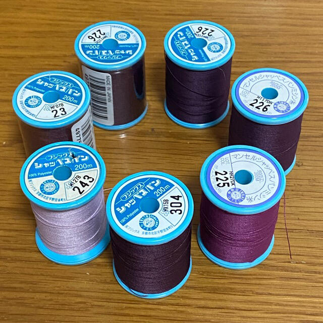 シャッペスパンミシン糸　#60 普通地用　紫系とベージュ等薄い色　中古 ハンドメイドの素材/材料(生地/糸)の商品写真