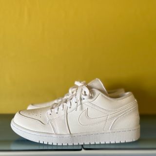 ナイキ(NIKE)のナイキ エアジョーダン1 ロー "トリプルホワイト"(スニーカー)