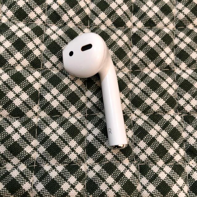 Apple(アップル)のairpods 片耳　右 スマホ/家電/カメラのオーディオ機器(ヘッドフォン/イヤフォン)の商品写真