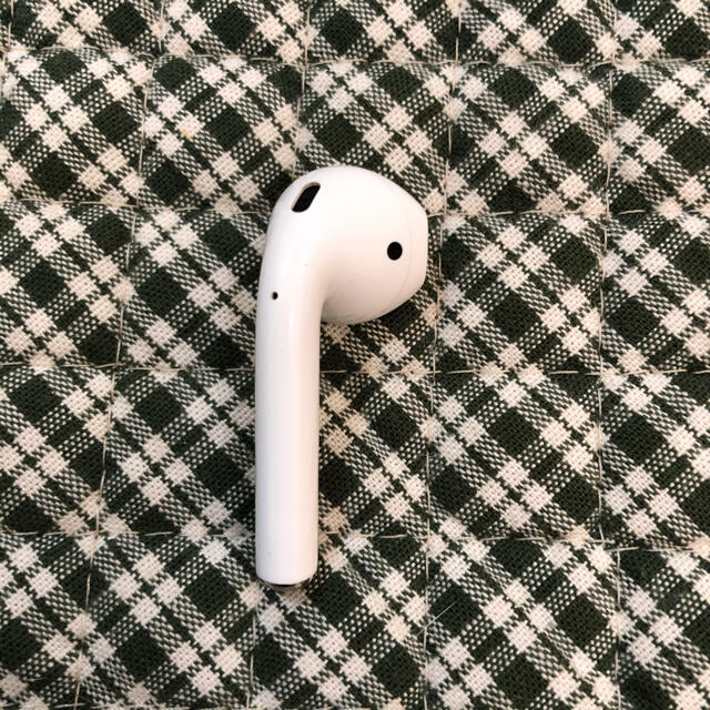 Apple(アップル)のairpods 片耳　右 スマホ/家電/カメラのオーディオ機器(ヘッドフォン/イヤフォン)の商品写真