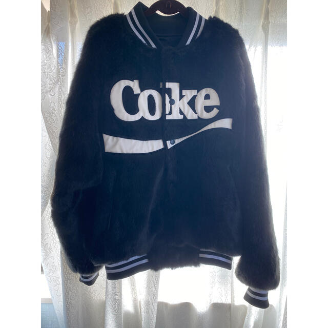 JOYRICH(ジョイリッチ)のJOYRICH CocaCola コラボアウター レディースのジャケット/アウター(毛皮/ファーコート)の商品写真