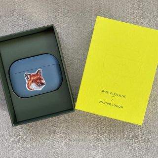 メゾンキツネ(MAISON KITSUNE')のairpods pro ケース　maison kitsune(水色)(ヘッドフォン/イヤフォン)