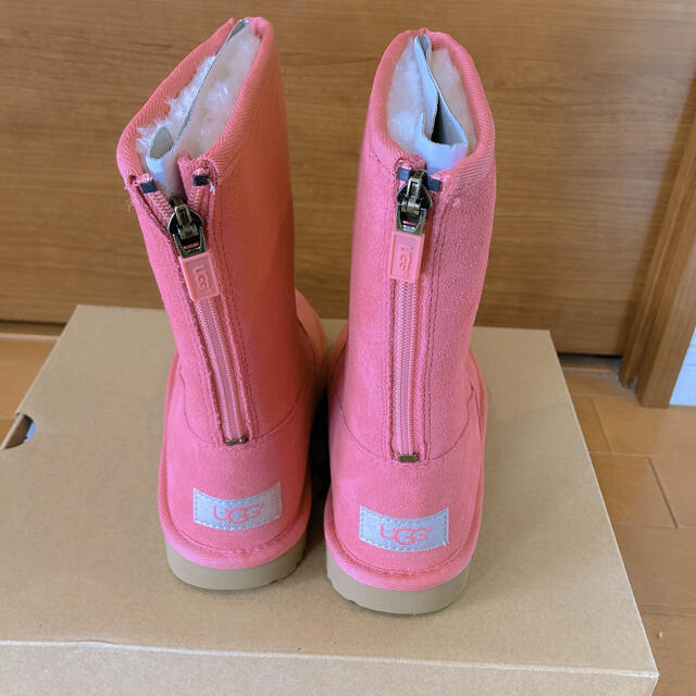 UGG(アグ)のアグ　未使用ブーツ キッズ/ベビー/マタニティのキッズ靴/シューズ(15cm~)(ブーツ)の商品写真