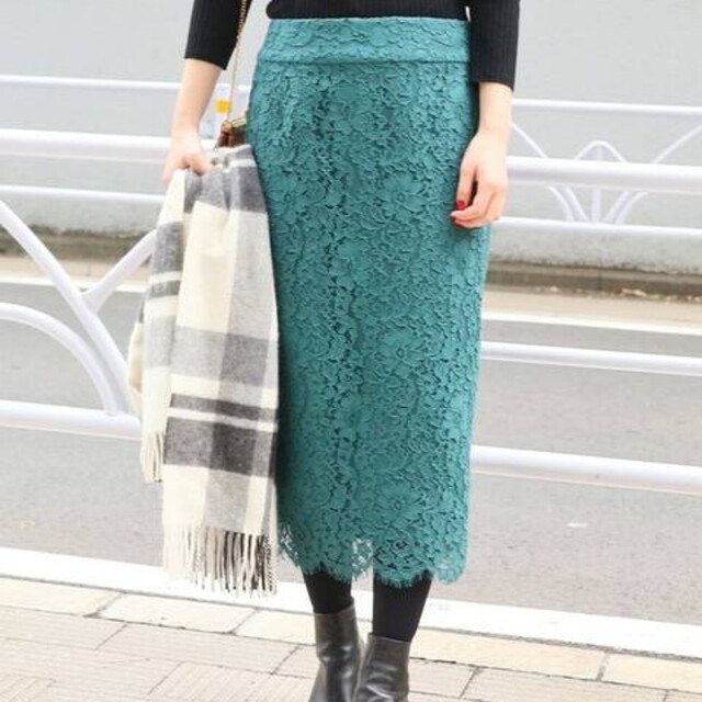 IENA(イエナ)のIENA レースタイトスカート グリーン 40 レディースのスカート(ロングスカート)の商品写真