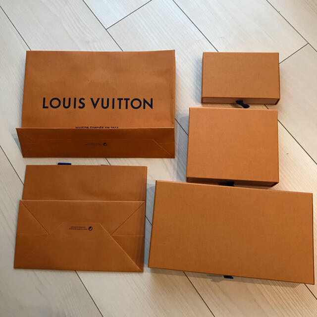 LOUIS VUITTON(ルイヴィトン)の ルイヴィトン 空箱3個　紙袋2枚 レディースのバッグ(ショップ袋)の商品写真