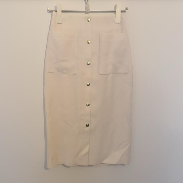NOLLEY'S(ノーリーズ)のNOLLEY'S フロントドット釦ミディタイトスカート　白　36 レディースのスカート(ひざ丈スカート)の商品写真