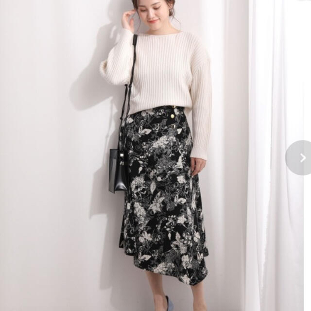 ViS(ヴィス)の【JURI様専用】vis 花柄 モノクロ スカート＋ カーディガン レディースのスカート(ひざ丈スカート)の商品写真