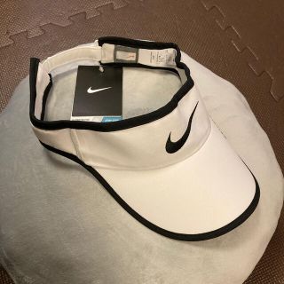 ナイキ(NIKE)の新品未使用NIKEサンバイザー白黒　テニスランニングDRI-FIT(その他)