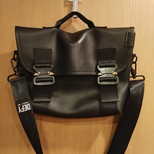 DEFY RECON MINI ホーウィンレザー メッセンジャーバッグ ブラック メンズのバッグ(メッセンジャーバッグ)の商品写真