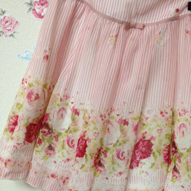 L'EST ROSE(レストローズ)のパネル花柄スカート レディースのスカート(ひざ丈スカート)の商品写真