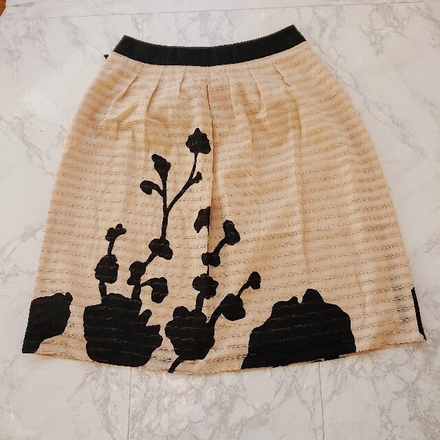 TO BE CHIC(トゥービーシック)のトゥービーシック 春夏 デザインスカート レディースのスカート(ひざ丈スカート)の商品写真