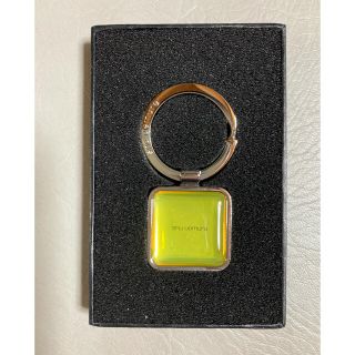 シュウウエムラ(shu uemura)のshu uemra キーホルダー　イエロー(キーホルダー)