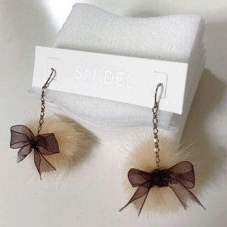 スナイデル(SNIDEL)のSNIDEL ピアス ファー リボン ベージュ ボルドー ゴールド(ピアス)