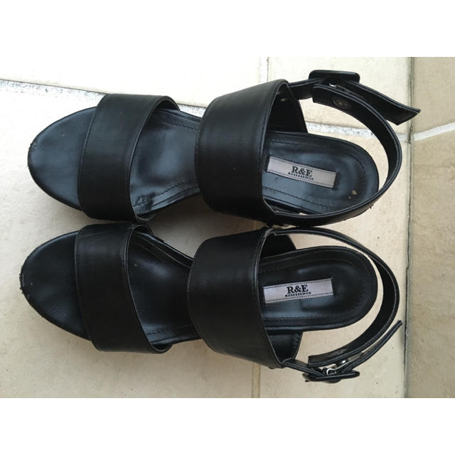 R&E(アールアンドイー)のR&E ブラックベルトサンダル レディースの靴/シューズ(サンダル)の商品写真