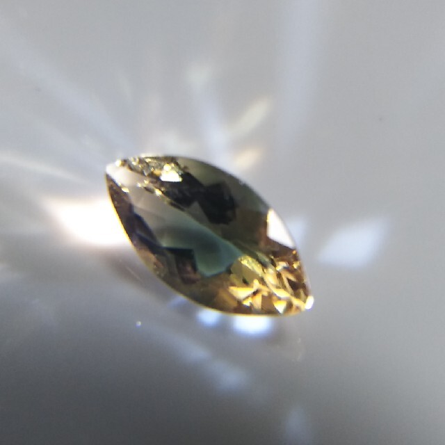 オレゴンサンストーン　グリーン　ルース　0.82ct