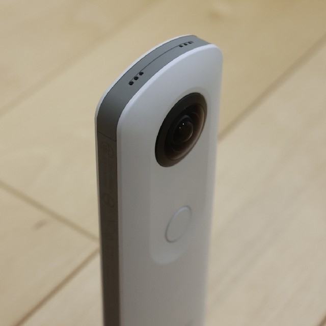 RICOH(リコー)の極美品 RICOH THETA SC ホワイト スマホ/家電/カメラのカメラ(コンパクトデジタルカメラ)の商品写真