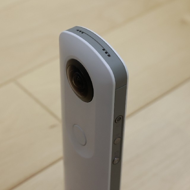 RICOH(リコー)の極美品 RICOH THETA SC ホワイト スマホ/家電/カメラのカメラ(コンパクトデジタルカメラ)の商品写真