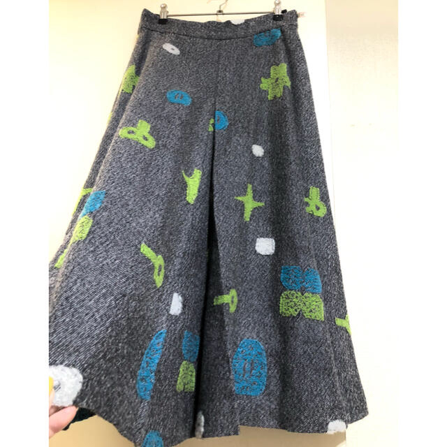 ISSEY MIYAKE(イッセイミヤケ)のイッセイミヤケ　刺繍ニットスカート レディースのスカート(ロングスカート)の商品写真